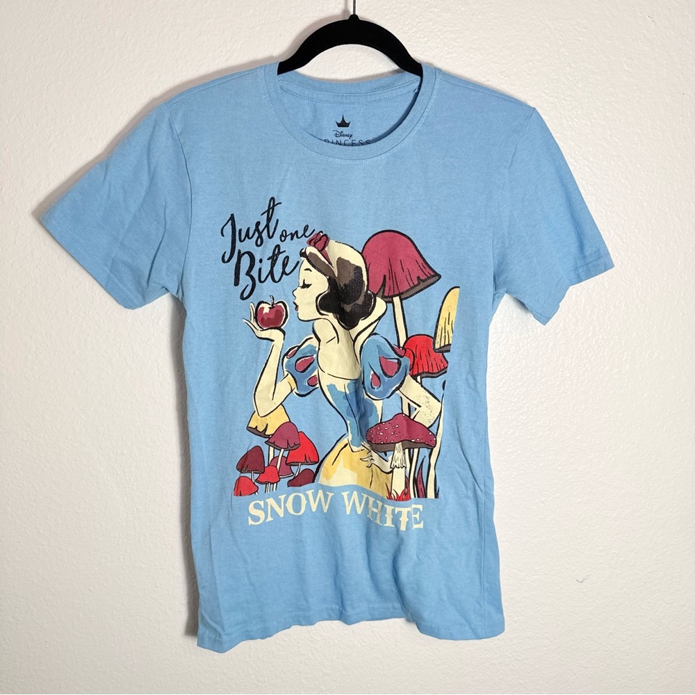 Disney Snow White Just One Bite Red Apple Logo Blue Tshirt Size Small Used